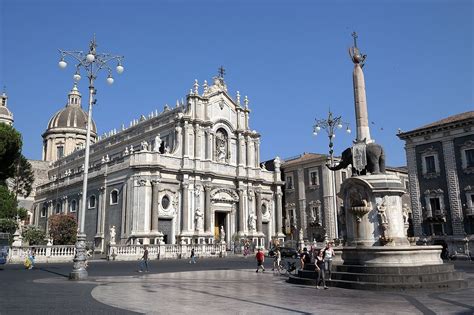 ドゥオーモ・ディ・カターニア！ Catania の壮大な歴史と建築の奇跡を体験しよう