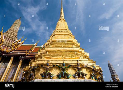  エメラルド寺院！輝かしい仏像と神秘的な雰囲気に包まれた歴史的寺院